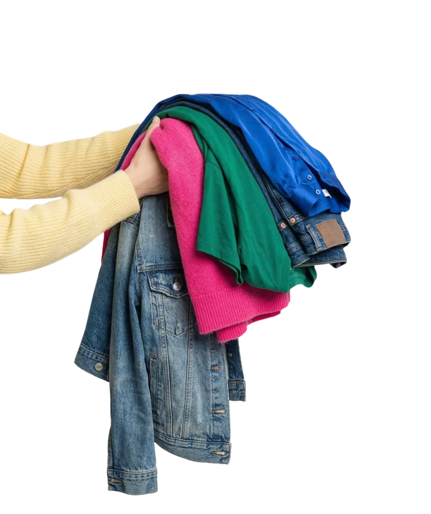 Persona donando ropa en buen estado para Asociación Reto a la Esperanza